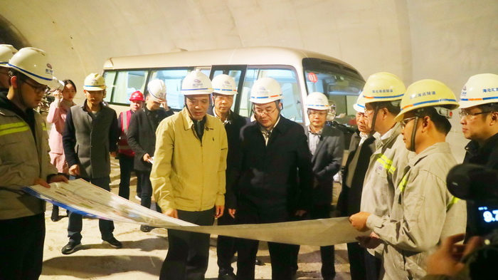 0121【工程公司】省委常委、市委書(shū)記胡昌升檢查海滄隧道安全生產(chǎn)工作-1_調整大小.jpg