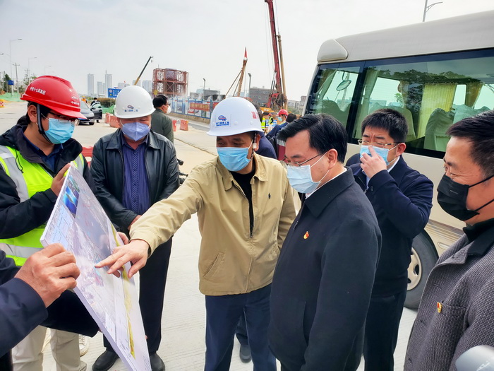 0212【工程公司】省委常委、市委書(shū)記胡昌升一行調研第二東通道工程復工、防疫工作_調整大小.jpg